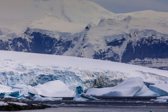 Assim como o Oceano Glacial Antártico, a Antártica é caracterizada pelas temperaturas baixas e pela presença constante do gelo. 
