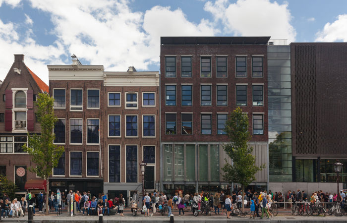 Fachada da “Casa de Anne Frank”, museu que foi construído no local onde ficava o Anexo Secreto.[2]