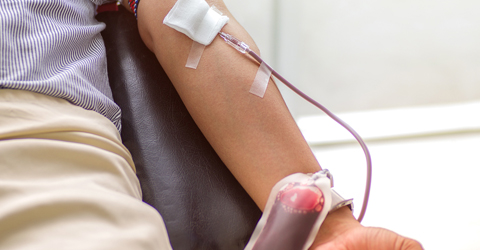 Doador de Sangue Homem doando sangue