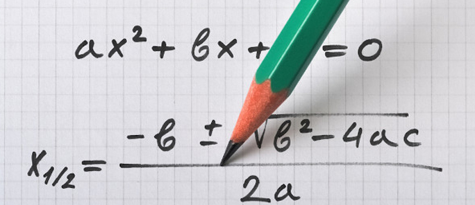 Lápis sobre papel com anotações matemáticas