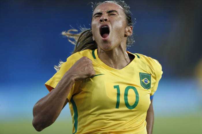 Jogadora da seleção brasileira feminina Marta comemorando gol pela seleção brasileira de futebol.