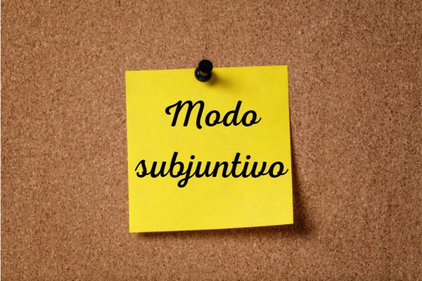 O modo subjuntivo, diferentemente do indicativo, expressa hipóteses e incertezas.