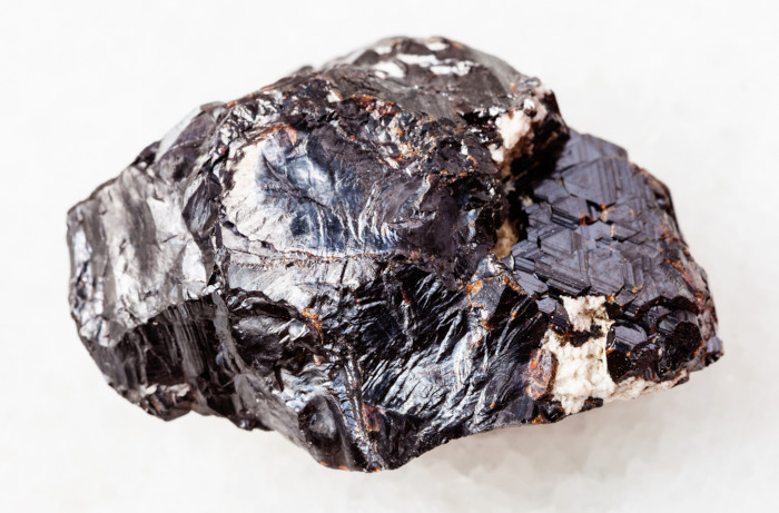 A esfalerita é um minério cujo principal constituinte é o sulfeto de zinco (ZnS), um sulfeto iônico.