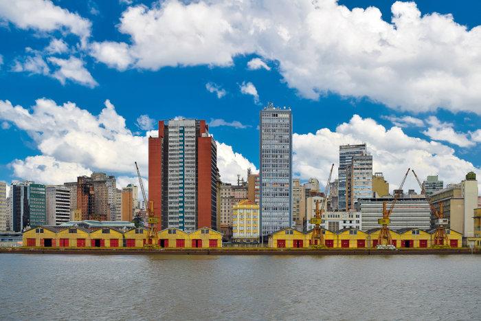 Imagem de uma estrutura portuária em Porto Alegre.