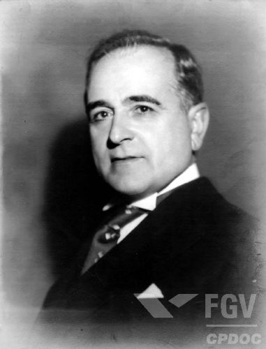 Getúlio Vargas assumiu a presidência em novembro de 1930, logo após a Revolução de 1930.[1]