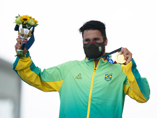 Surfista Ítalo Ferreira segurando medalha de ouro em Tóquio. [5]