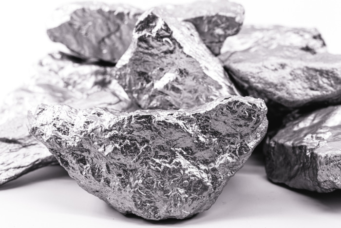 Molibdenita, mineral com grande presença de dissulfeto de molibdênio (MoS2).