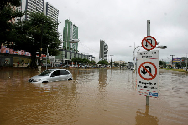 As enchentes são problemas ambientais urbanos típicos das cidades brasileiras. [1]