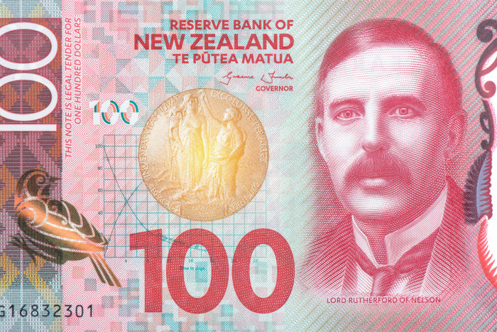 Ernest Rutherford em notas de 100 dólares neozelandeses.