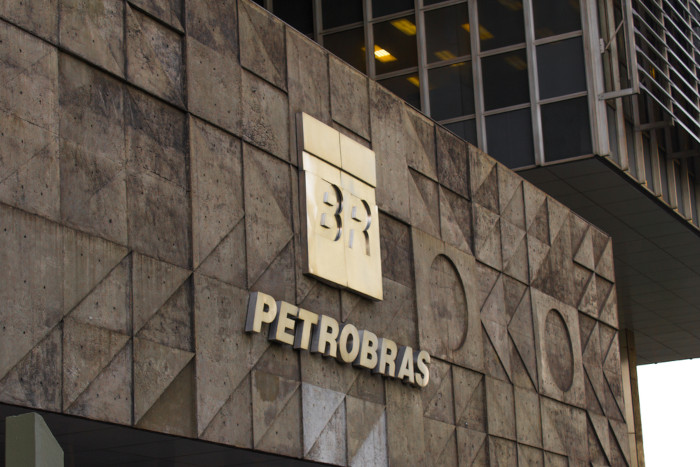 Fachada da Petrobras, empresa estatal de petróleo no Brasil.