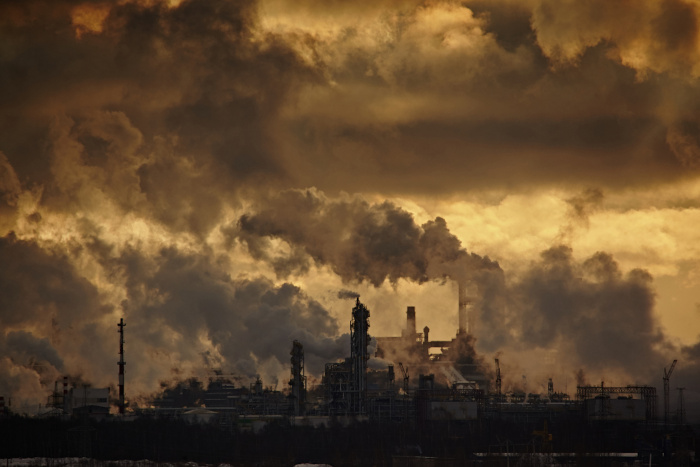  Imagem de fábricas lançando fumaça no ambiente.