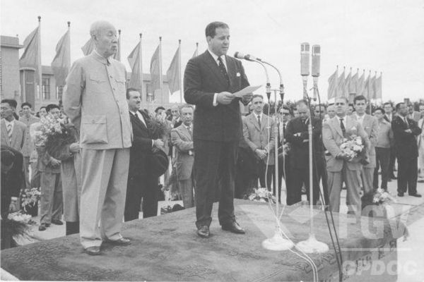 João Goulart assumiu a presidência depois que Jânio Quadros renunciou, em agosto de 1961.[1]