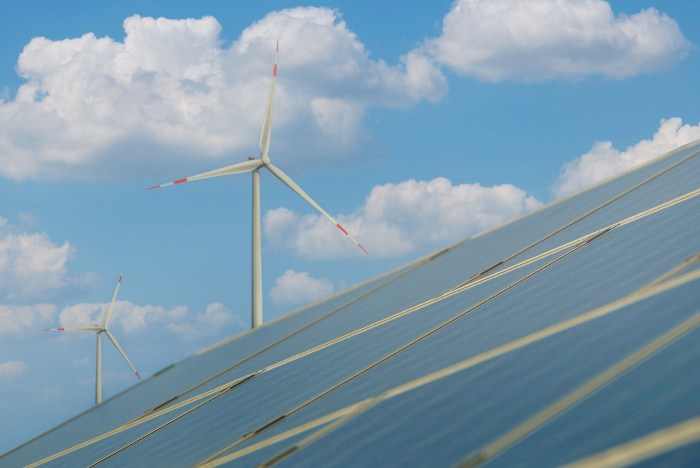 energia eólica. força do vento. energia sustentável e renovável. turbinas  eólicas geram eletricidade. fazenda de moinho de vento em uma montanha com  céu azul. tecnologia verde. fonte renovável. desenvolvimento sustentável.  19860465 Foto de stock no