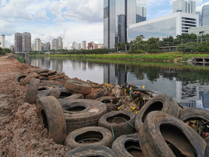 Pneus descartados inadequadamente na beira do Rio Pinheiros, na cidade de São Paulo.