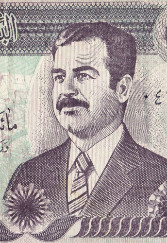 Imagem de Saddam Hussein em cédula de dinheiro.