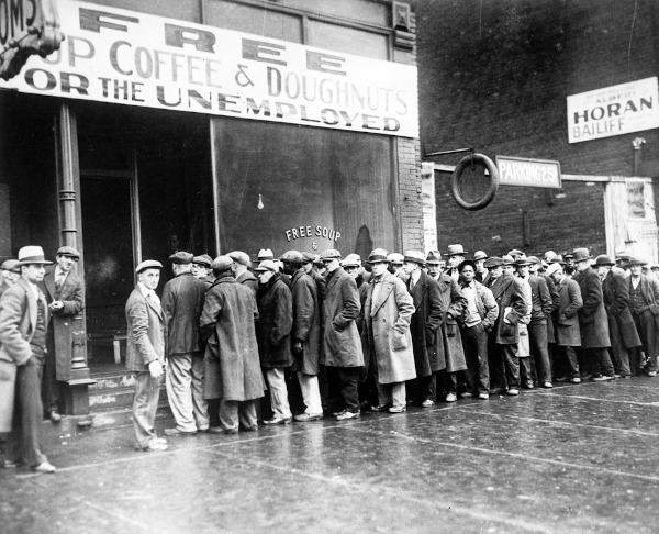 Desempregados da Crise de 1929 em fila do lado de fora de uma cozinha aberta em Chicago