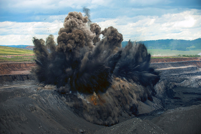 Utilização de dinamite em uma mina de carvão.