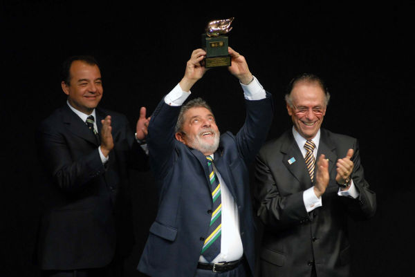 Lula comemorando a escolha do Brasil como anfitrião da Copa do Mundo de 2014.
