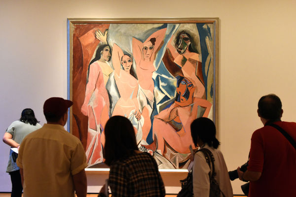 Pessoas em museu observando a tela “Les demoiselles d’Avignon”, de Pablo Picasso