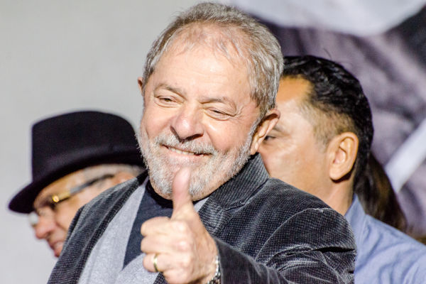 Luiz Inácio Lula da Silva dando joinha Lula iniciou sua carreira na política após se tornar líder sindicalista no ABC paulista.