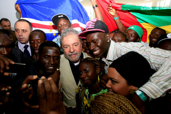 Lula abraçado com correligionários na inauguração do campus Unilab, na Bahia