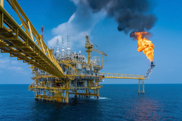 Plataforma offshore de petróleo. O petróleo é uma mistura de hidrocarbonetos.