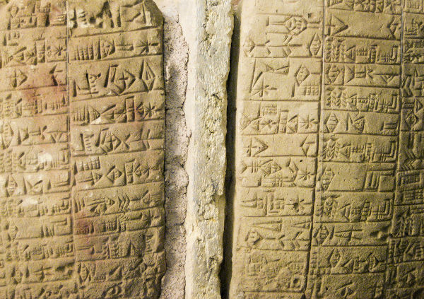A escrita cuneiforme foi a utilizada por Hamurabi para escrever o código, escrito em 1772 a.C.
