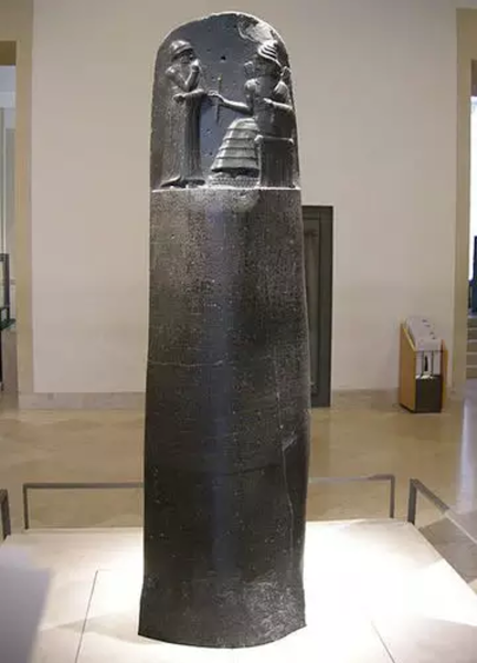 Pedra com o Código de Hamurabi em exibição no museu do Louvre.