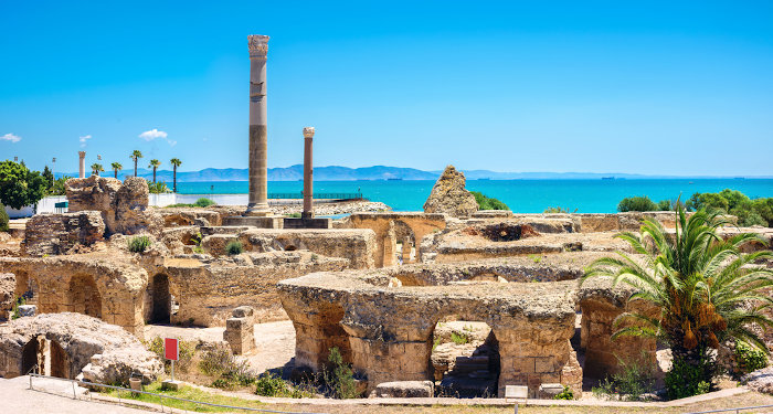Vista das ruínas de Cartago, com o mar ao fundo, na Tunísia