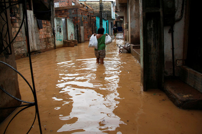 Casas inundadas por água da chuva em Salvador, Bahia.