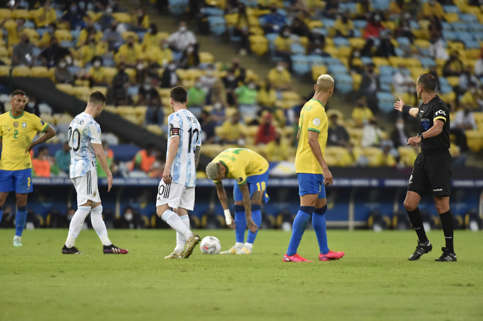 Jogadores da seleção brasileira e argentina em partida da Copa do Mundo.