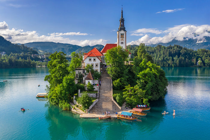 Vista da Igreja de Peregrinação da Assunção de Maria em uma pequena ilha no lago de Bled.