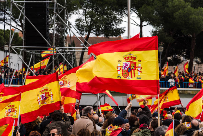 Manifestantes em um comício em Madri exigindo a renúncia do primeiro-ministro socialista Pedro Sanchez em 2019.