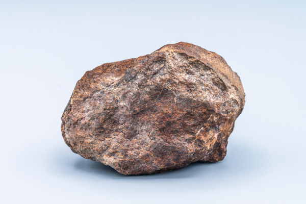 Os meteoritos são fragmentos de rocha espacial encontrados na superfície terrestre.