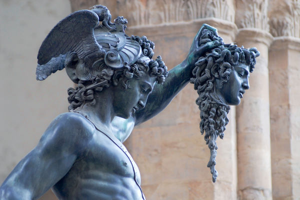Escultura de Perseu segurando a cabeça de Medusa, feita por Benvenuto Cellini, em Florença, Itália.