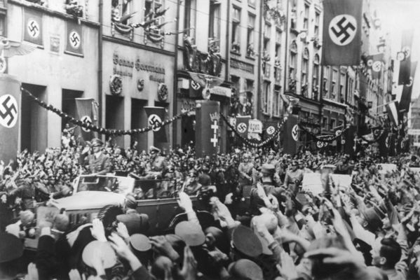 O nazismo surgiu no começo da década de 1920 e conquistou multidões na Alemanha. [1]
