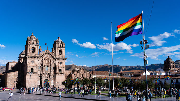 Bandeira da cidade de Cusco erguida em praça pública da cidade no Peru.