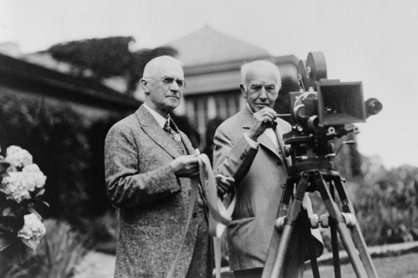 Thomas Edison e George Eastman manuseando uma câmera em 1925.