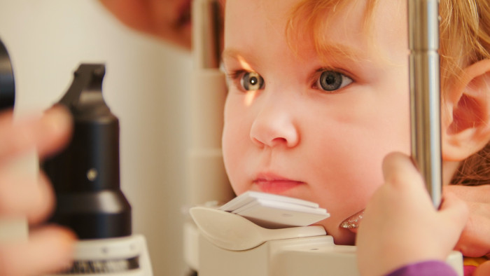 Exames periódicos podem identificar o retinoblastoma precocemente, favorecendo o tratamento da doença.
