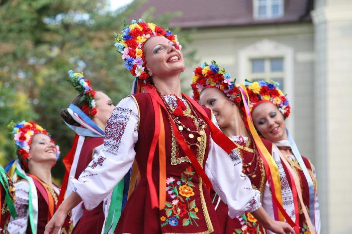 Dançarinas ucranianas se apresentando no Festival Internacional de Folclore.