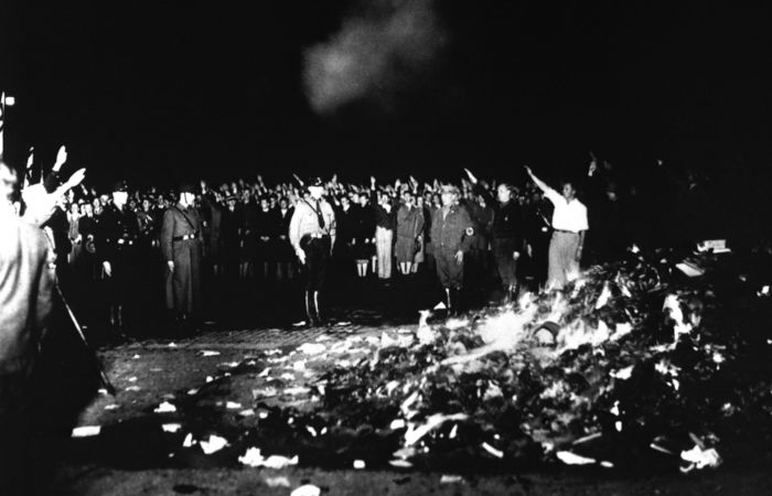Grande queima de livros promovida pelos nazistas em 1933.
