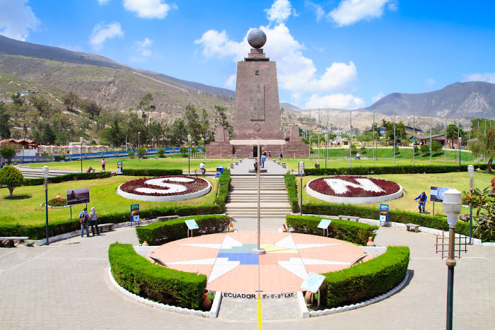 Monumento Metade do Mundo, em Quito, no Equador.