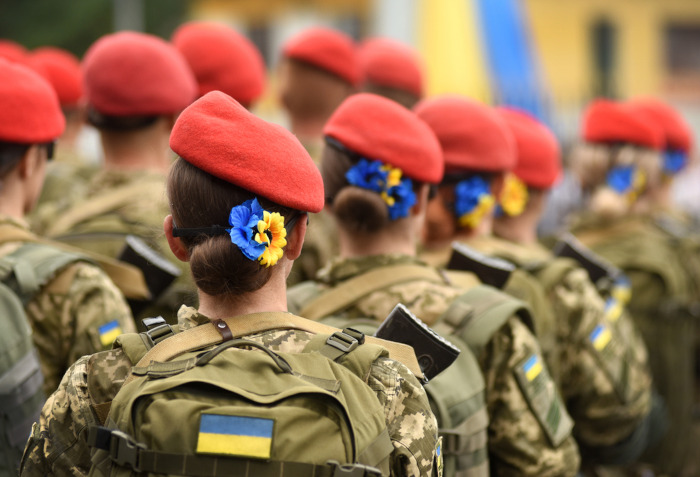 Mulheres com fardas no exército ucraniano.