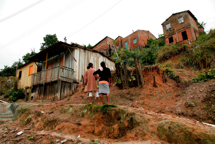  Casas construídas em áreas propícias para deslizamentos de terra.