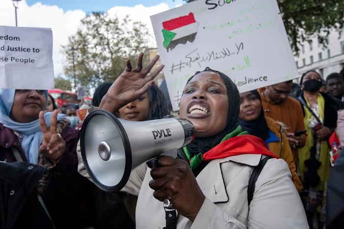 Apoiadores da Aliança das Forças Políticas Sudanesas (ASPF) protestando em Londres contra o governo do Sudão.