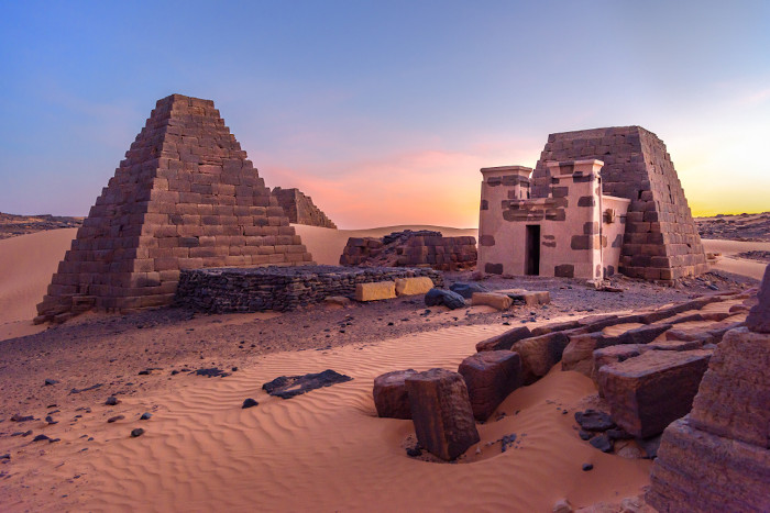 Pirâmides de Meroé, uma antiga cidade no deserto.