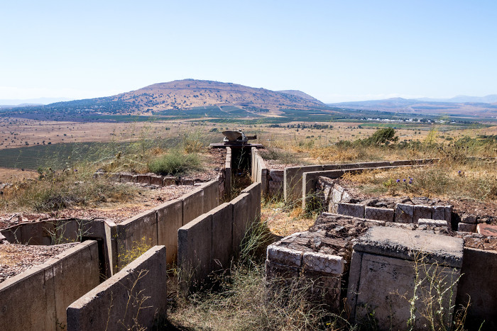  Trincheiras usadas por soldados israelenses para atacar os árabes na Guerra do Yom Kippur, próximo à Colina de Golã. 