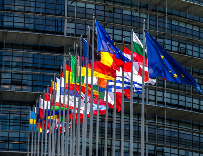 Bandeiras dos países que fazem parte da União Europeia, no Parlamento Europeu, em Estrasburgo, na França.
