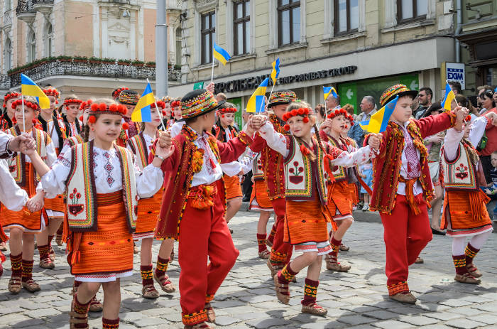 Crianças em trajes nacionais em um desfile no centro da cidade de Lviv, na Ucrânia.