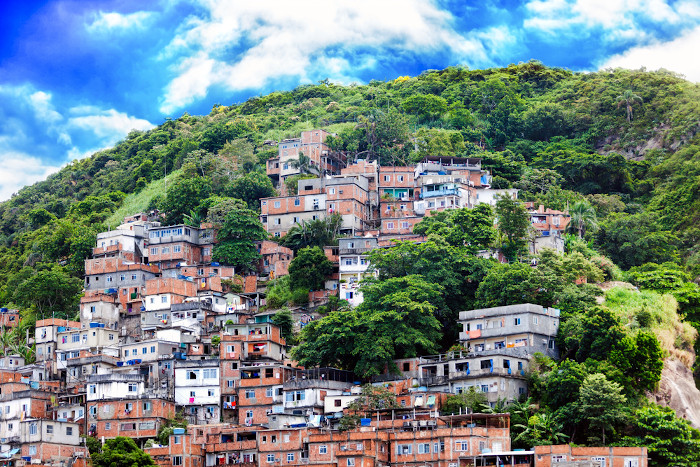Favela em uma encosta, no Rio de Janeiro, no Brasil.